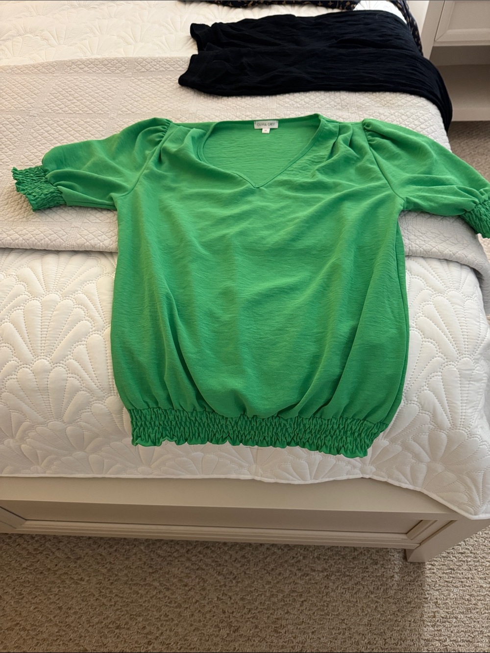 Taylor Grey Women's Green V-Neck Puff Sleeve Blouse
